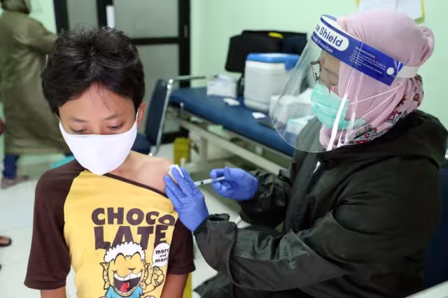 Para controlar la aparición de nuevos casos, los servicios de inmigración dejarán de expedir temporalmente a los ciudadanos chinos pasaportes