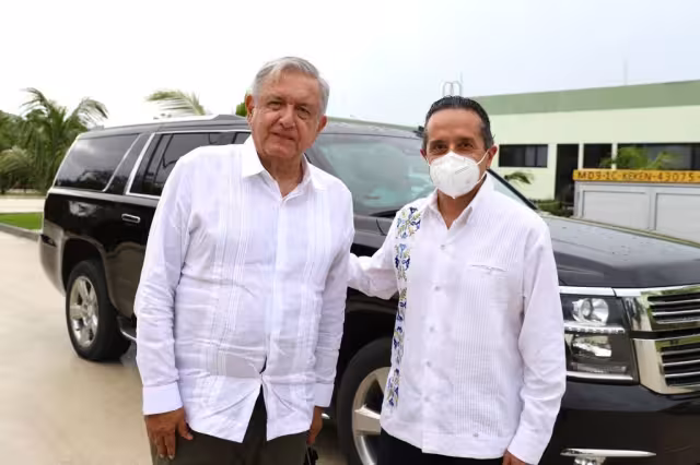 López Obrador llegó en una aeronave militar acompañado del Secretario de la Defensa Nacional