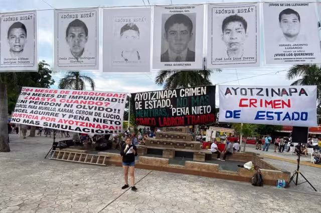 Durante la conmemoración, realizó el pase de lista de los 43 estudiantes de Ayotzinapa