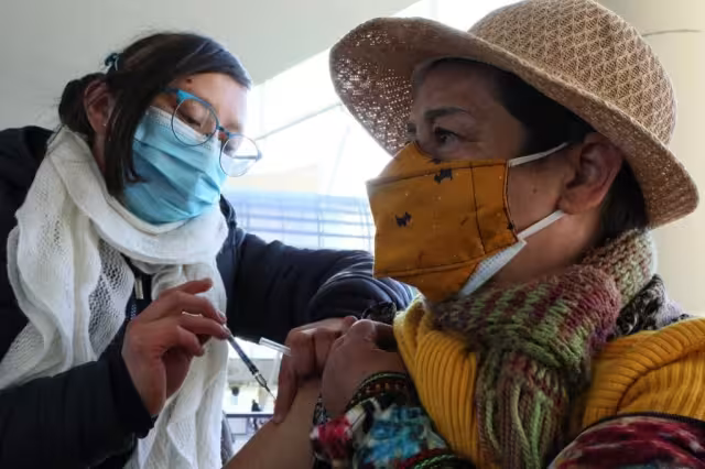 Hasta el momento se aplican dosis de refuerzo para mayores de 50 años en la CDMX. Foto: Twitter @Claudiashein