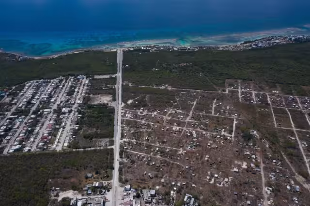 La zona de manglares devastada en Mahahual (derecha) por el asentamiento irregular 'Kilómetro 55' va en aumento