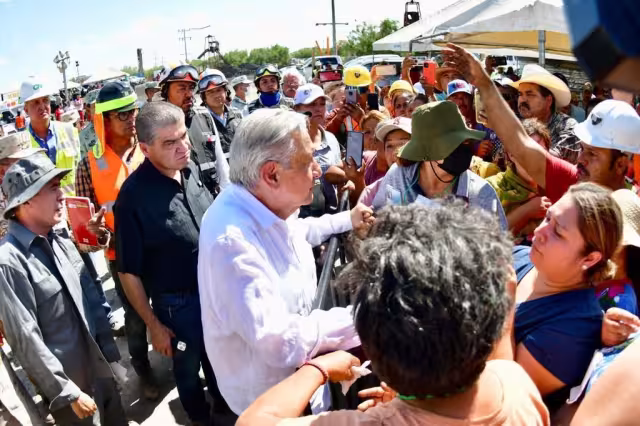 López Obrador escuchó las inquietudes de los familiares de los mineros de Sabinas. Foto: Especial