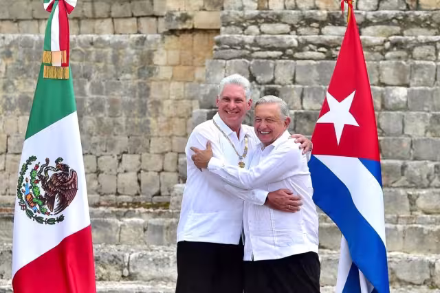Miguel Díaz-Canel, presidente de Cuba, fue reconocido con la Orden Mexicana del Águila Azteca