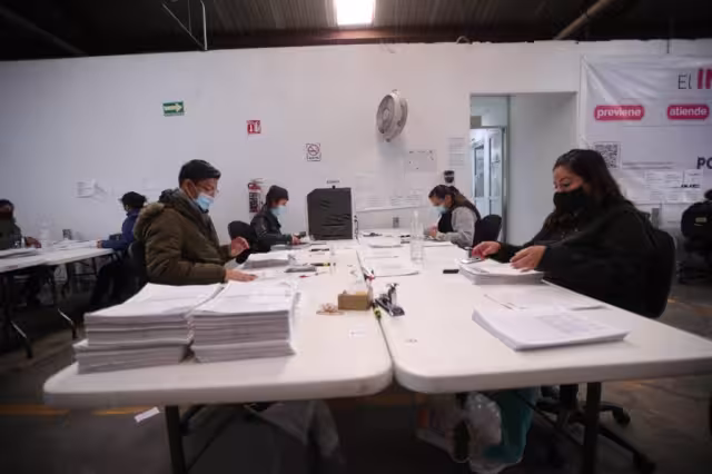 Más de 11 millones de firmas se entregaron al INE para validar la revocación de mandato. Foto: INE