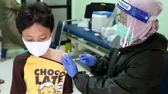 Para controlar la aparición de nuevos casos, los servicios de inmigración dejarán de expedir temporalmente a los ciudadanos chinos pasaportes