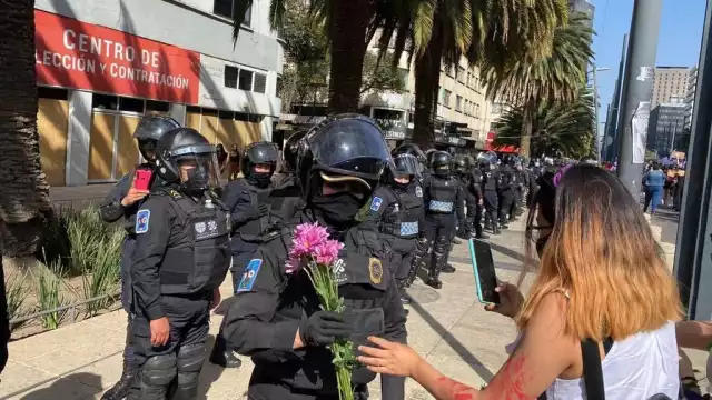 Las policías recibieron rosas por parte de las manifestantes. Foto: Twitter @Minnie_Mousse1
