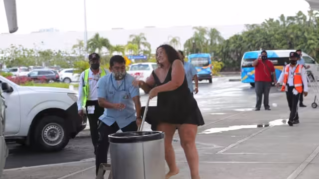 La mujer agredió a personal del aeropuerto