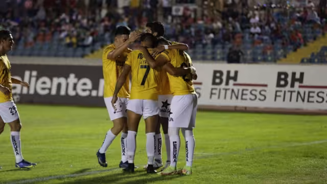 Los visitantes rompieron el celofán con el primer tanto al minuto 42 y el segundo al 53