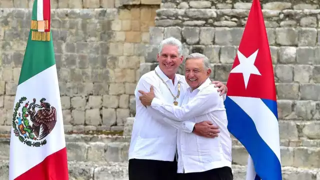 Miguel Díaz-Canel, presidente de Cuba, fue reconocido con la Orden Mexicana del Águila Azteca
