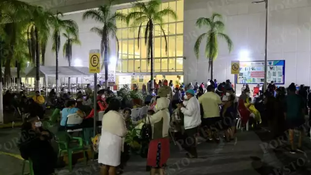 Largas filas para conseguir ser vacunados contra coronavirus