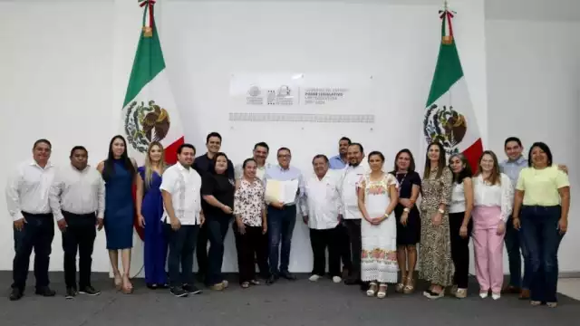 El acto oficial se llevó al cabo en la sala Maestra Consuelo Zavala Castillo, donde Lozano Poveda felicitó a la pareja de actores