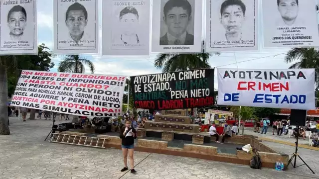 Durante la conmemoración, realizó el pase de lista de los 43 estudiantes de Ayotzinapa
