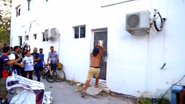 Con piedras rompieron los vidrios de las puertas