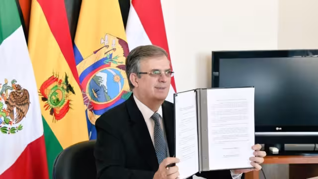 El secretario de Relaciones Exteriores trabajará desde casa mientras recibe los resultados de la prueba PCR