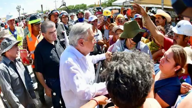 López Obrador escuchó las inquietudes de los familiares de los mineros de Sabinas. Foto: Especial