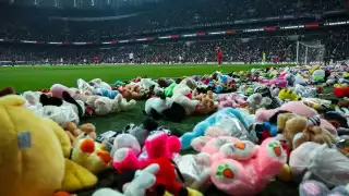 Miles de muñecos inundaron la cancha del Vodafone Park en Estambul