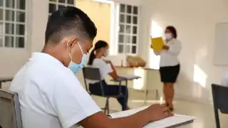 Como parte de los protocolos sanitarios en las escuelas, los alumnos deben portar cubrebocas y separarse 1.5 metros de distancia