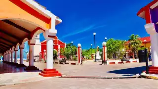 Uno de sus atractivos a destacar es las construcciones, con techos de teja marsellesa que le brindan una personalidad única