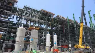 La obra tuvo un incremento de entre 2 y 4 mil millones de dólares pues originalmente no se contemplaron equipos para su funcionamiento