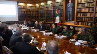 El secretario de Gobernación se reunió con personal de Marina, Defensa Nacional y empresarios del sector aéreo para ordenar la circulación en el Valle de México