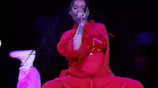 En varias ocasiones la cantante se tocó su pancita. Foto: Especial