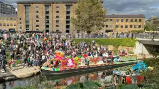 Trajinera de Xochimilco llena de color los canales de Londres