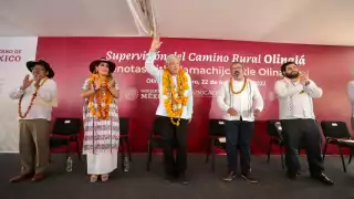 AMLO supervisó los trabajos del camino rural de Olinalá