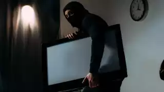 El ladrón forzó el protector de una ventana para entrar a la casa