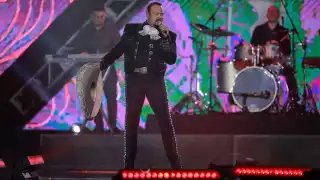 El cantante sufrió un bochornoso episodio en pleno escenario cuando la producción perdió el galardón que le sería entregado; Ángela Aguilar tuvo que rescatar la noche