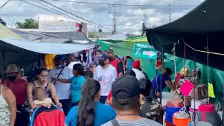 El tianguis de la Región 100 de Cancún licuó con alta afluencia de personas, algunas de ellas sin cubrebocas