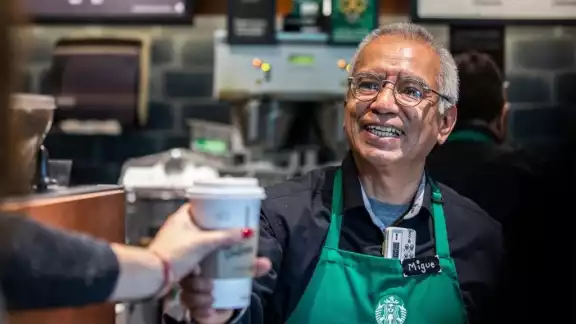 Starbucks ofrece puestos de baristas y preparadores de bebidas