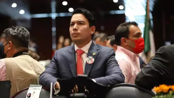 Morena, PAN y Moci dijeron que debe ganarse un lugar si quiere militar con ellos Morena, PAN y Moci dijeron que debe ganarse un lugar si quiere militar con ellos