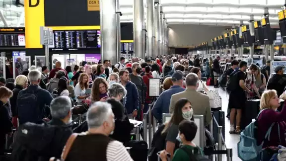 La falta de personal en aeropuertos de Europa ha generado caos La falta de personal en aeropuertos de Europa ha generado caos