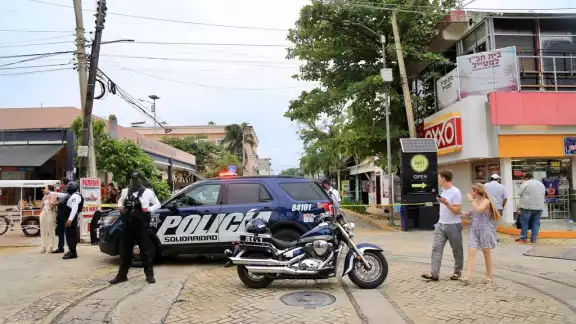 Policías municipales de Solidaridad acordonaron el lugar para evitar la muchedumbre, en tanto personal pericial realizó las diligencias de campo Policías municipales de Solidaridad acordonaron el lugar para evitar la muchedumbre, en tanto personal pericial realizó las diligencias de campo