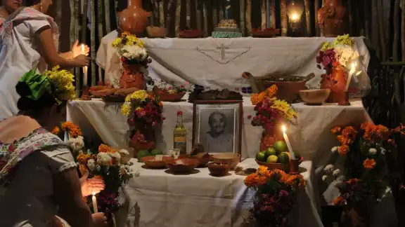 Son varias cosas que predominan en el altar de Hanal Pixán Son varias cosas que predominan en el altar de Hanal Pixán