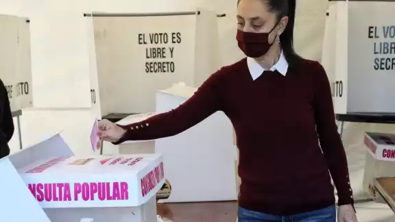 Claudia Sheinbaum fue de las primeras funcionarias que acuden a votar en la Consulta Popular