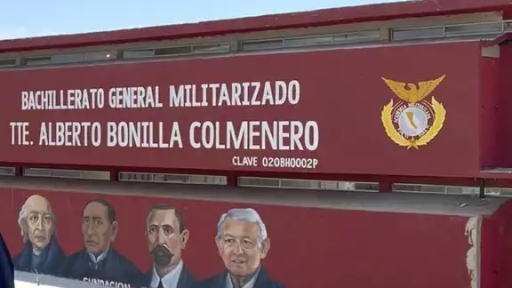 Pintan a AMLO en mural de escuela militarizada junto a Hidalgo, Juárez y Madero Pintan a AMLO en mural de escuela militarizada junto a Hidalgo, Juárez y Madero