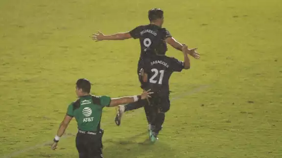 En la última jugada y cuando la lluvia arreciaba apareció Delgadillo para sentenciar la victoria por 2-1 En la última jugada y cuando la lluvia arreciaba apareció Delgadillo para sentenciar la victoria por 2-1