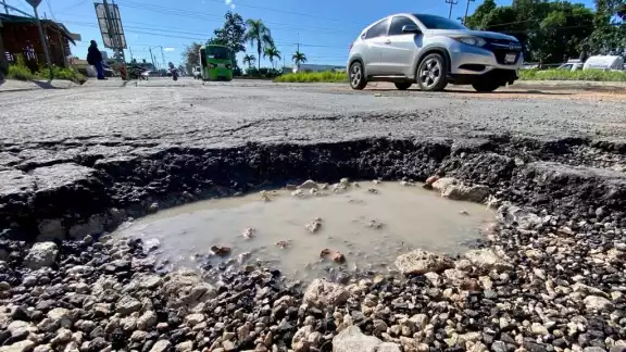 La semana pasada acudió una cuadrilla del ayuntamiento a tapar los baches, sin embargo sólo los rellenaron con tierra La semana pasada acudió una cuadrilla del ayuntamiento a tapar los baches, sin embargo sólo los rellenaron con tierra