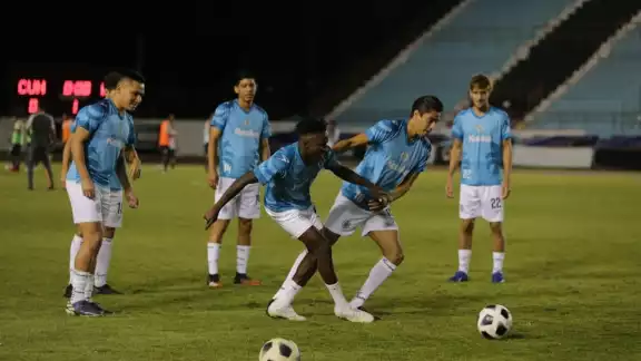 El encuentro se lleva a cabo en la casa de la Ola Futbolera, el estadio Andrés Quintana Roo