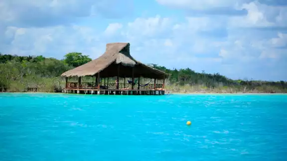 Bacalar es popular por la Laguna de los Siete Colores Bacalar es popular por la Laguna de los Siete Colores