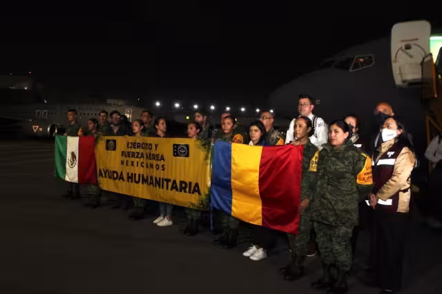 Este segundo grupo de ciudadanos repatriados lo conforman 62 personas, de los cuales 24 son mexicanos, 33 ecuatorianos y 5 de familias peruanas