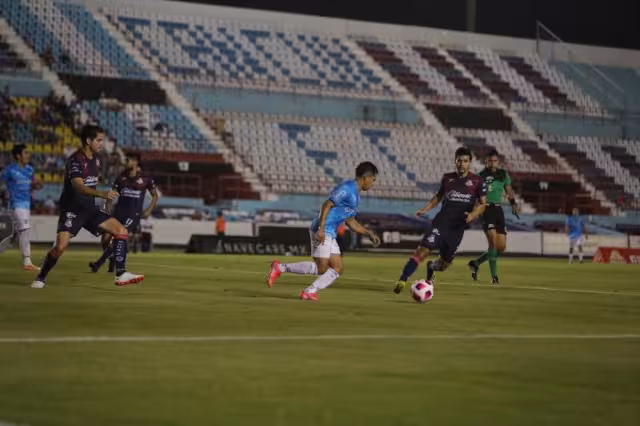 Los locales atacaron hasta el último segundo del encuentro, sin embargo no hubo tiempo para más y no llegó el gol de la ventaja