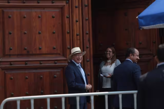 Ken Salazar, embajador de Estados Unidos en México, arribó a Palacio Nacional a ver a Andrés Manuel López Obrador