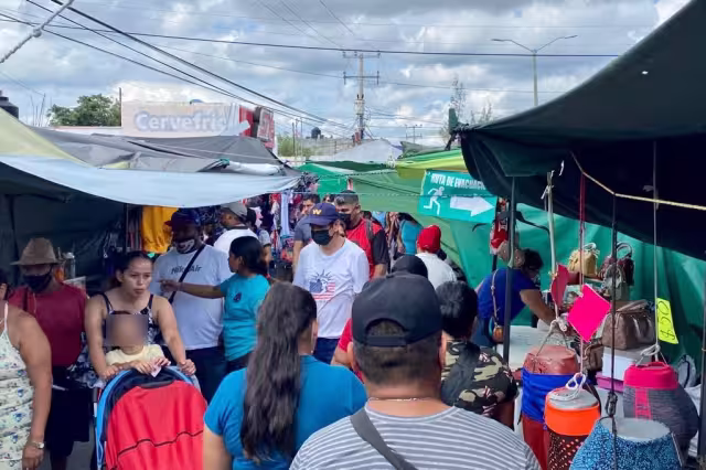 El tianguis de la Región 100 de Cancún licuó con alta afluencia de personas, algunas de ellas sin cubrebocas