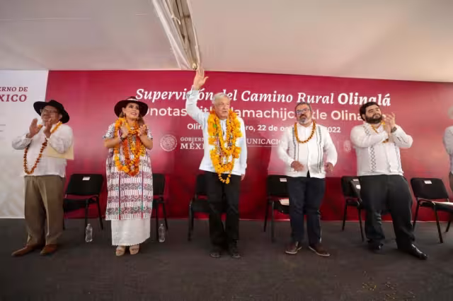 AMLO supervisó los trabajos del camino rural de Olinalá