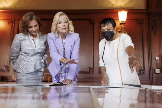 Jil Biden y Beatriz Gutiérrez visitan Biblioteca del Congreso