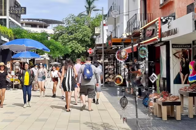 La denunciante indicó que la mujer las perseguía a ella y su amiga, por lo que tuvieron que refugiarse en su hotel