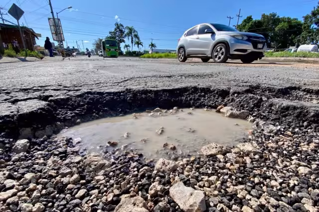 La semana pasada acudió una cuadrilla del ayuntamiento a tapar los baches, sin embargo sólo los rellenaron con tierra
