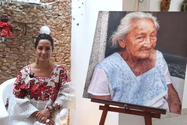 La muestra la integran 21 fotografías, editadas digitalmente e impresas sobre tela